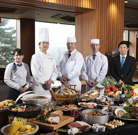 地元食材を熟知した料理人が提供する旬の自然の恵みを最大限に生かした和洋ビュッフェ