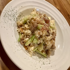 牛すじとセロリのガーリックチャーハン