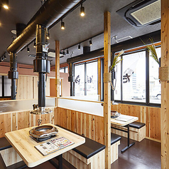 基本的には4名様掛けですが、小さなお子様を寝かせられるようににコの字型の席です◎