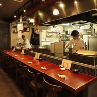 一人飲みやデートに最適な目の前の調理場