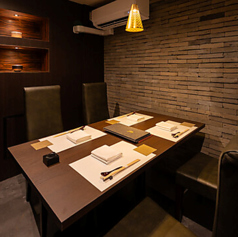 完全個室。壁や照明、音響に至るまで、静けさと温もりを感じられるよう設計されています。