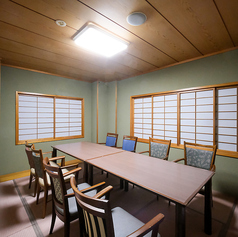 周囲を気にせず楽しみたい大人数の宴会や女子会、歓送迎会に最適。広々とした空間で絶品の中華と辛麺を味わいながら、賑やかに盛り上がれます。