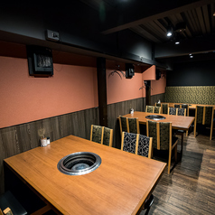 女子会でのご利用に特におすすめなのが2階テーブル席(4名×4卓、6名×2卓)です。シックな雰囲気の中で、美味しい焼肉と豊富なドリンクを堪能できます。誕生日や記念日といったお祝いの会にもピッタリです!賑やかで心地よい時間をご堪能ください。