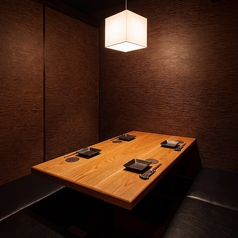 【小人数テーブル】 光と影が織り成す上質空間。都会の喧騒を忘れ大人の時間をゆったり堪能できる空間をご用意!2名~6名の少人数様向けのテーブル席などゆったりと優雅なお時間をお過ごし頂けるこちらのお席は、デートをワンランク上の仕上がりに!サプライズ演出できるデザートプレートもご用意しております!!