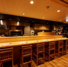 調理や仕上げを目の前でお愉しみいただける、広々としたカウンター席も完備。