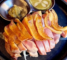 噛むほど旨い!親鶏の炙り鉄板タタキ