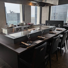 【窓際カウンター席】シェフが目の前で調理する鉄板焼きパフォーマンスは圧巻!デートや誕生日・記念日などのお食事に喜ばれること間違いなし☆※チャージ1000円/名