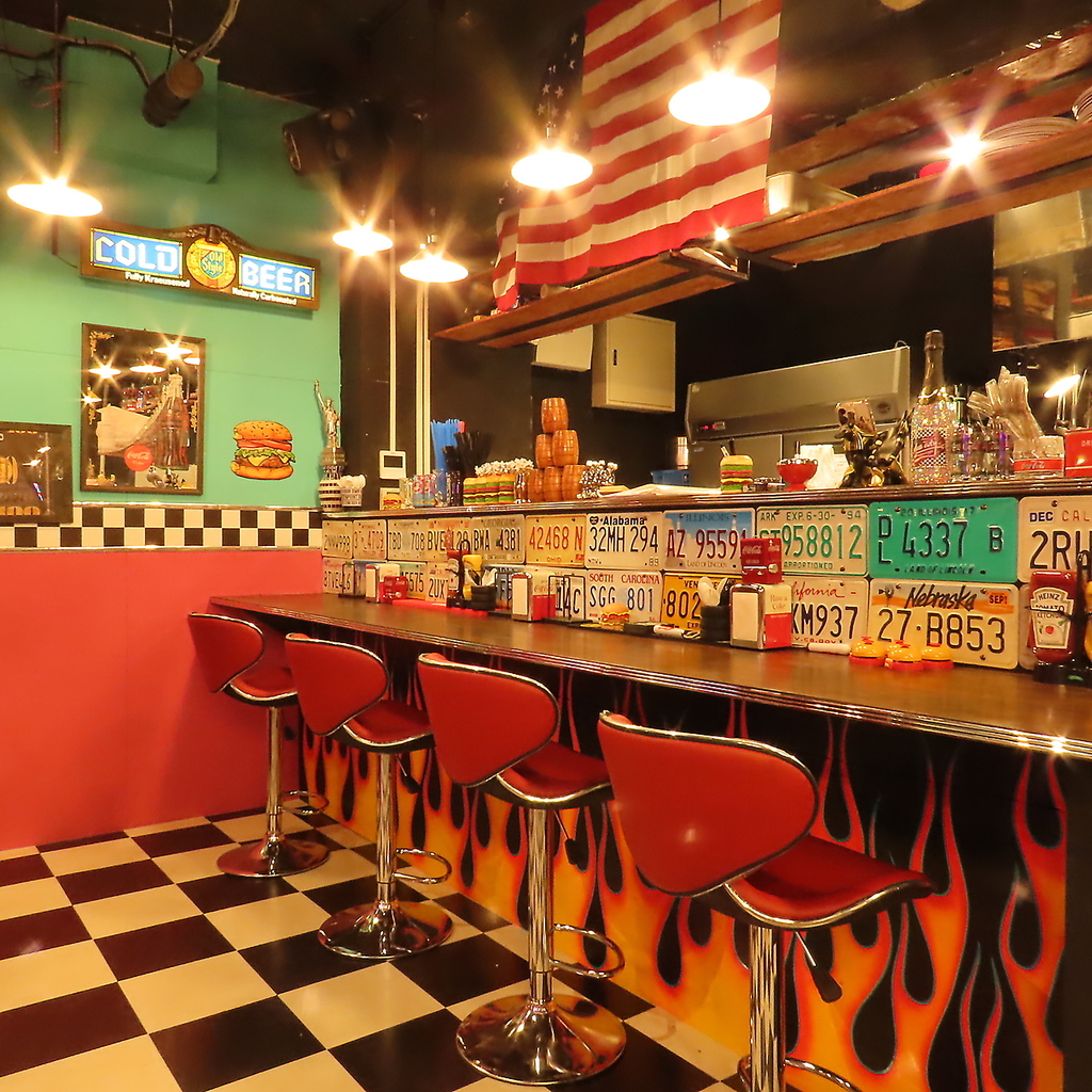 「ヘイ！注文は何にする？」そんな声が聞こえてきそうな、ナンバープレートがクールなカウンター席！