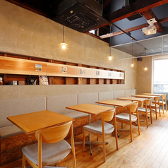 テーブル席はゆったり座れるレイアウトで、友人同士やデート、仕事帰りの利用まで幅広く対応。落ち着いて過ごせる使い勝手の良い空間です。