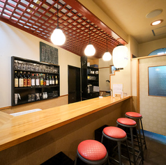 おひとり様でも気兼ねなく楽しめる特等席。 厨房の活気を感じながら、店主との会話や絶品料理を独り占めできます。今日の疲れを癒す一杯や、仕事帰りの〆に最高の辛麺を味わうならこちらへどうぞ。