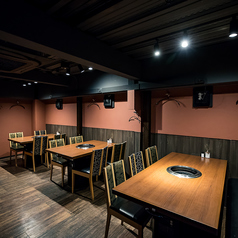 大切なご家族とのお食事や、忘れられない記念日、誕生日のお祝いにぴったりの2階フロアです。シックな雰囲気が魅力のテーブル席(4名×4卓、6名×2卓)となっており、親しい友人との飲み会や、部署の宴会にも対応可能。落ち着いたムードで上質な焼肉をご堪能ください。