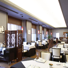 ご家族でのお食事や友人との飲みにも使いやすい4名様用のテーブル席。人数に応じてお席をご用意しますので、お気軽にお声かけください。