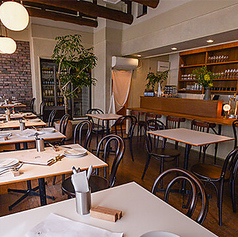 温かみのある開放的な空間で癒しのひとときを！ヨーロッパのカフェがモチーフの【Cotton】で、素敵な時間をお楽しみください。