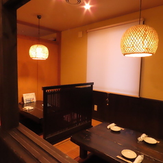 ゆったり寛げる掘りごたつ席が自慢。4名様卓が2つ、そして人気の6名様個室をご用意。これら掘りごたつ席と座敷は繋げて大人数の会社宴会にも対応できます（最大18名）。女子会、接待、気の置けない仲間との飲み会まで、足元楽々で寛げるひとときをどうぞ。