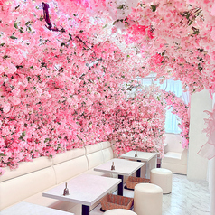 2名様まで利用できるテーブル席は、ご友人やご家族との親密な時間を楽しむのに最適で、アットホームな雰囲気が魅力です◎