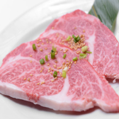 赤身の旨みが強く、肉汁溢れるお肉です。焼き加減は、レア・ミディアムがおススメ！初めて食べられる方は、塩・胡椒の王道の食べ方で試してください。