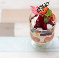 料理メニュー写真 東京牛乳を使った濃厚ソフトクリームと季節のフルーツのパルフェ