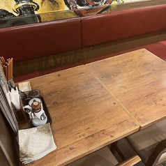 【お子様も安心して過ごせるソファー席】広々と座れるソファー席は、お子様連れでもゆったりとお寛ぎいただけます♪活気のある店内は、家族みんなでワイワイと楽しめる雰囲気なので、お子様連れでも安心◎当店自慢の肉汁たっぷりの餃子や、居酒屋料理も豊富に取り揃えております！ぜひご家族とのお食事にご利用ください♪