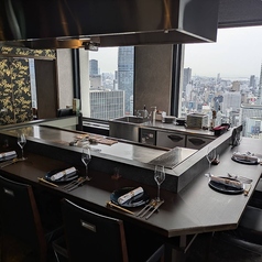 【個室窓際カウンター席】夜景だけでなく昼間の景色も綺麗なので、ランチにもオススメ!※チャージ1000円/名