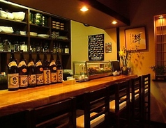 銀杏の木を一本使った落ち着く人気のカウンター席!好みに合うお酒なども尋ねてみては?