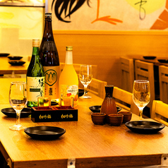 【木の温もり×完全個室◎上野の隠れ家空間】6名~8名様用の完全個室は、上質な木目調の内装に包まれた、落ち着きと寛ぎを感じる特別な空間。窓の外には優しい緑が広がり、都会の喧騒を忘れさせる時間を演出します。厳選した大山鶏・京紅地鶏を使用した炭火焼き鳥や、名物の鶏餃子・黒豚餃子など、こだわり抜いた逸品。