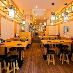 《最大100名様》各種宴会、貸切営業承ります。最大100名様までの大規模なご宴会や、店舗全体の貸切営業も承っております。 企業様の忘年会や決起会、同窓会など、皆様が一堂に会するお集まりに最適です。 ご予算やレイアウトなども柔軟にご相談に応じますので、お気軽にお問い合わせください。