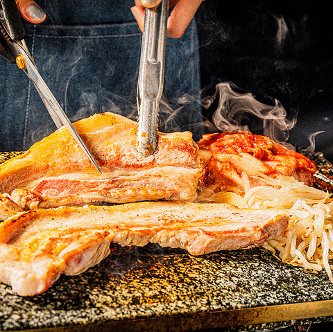 ☆韓国でも少ない鶏一羽の鍋＝『タッカンマリ』人気の『サムギョプサル』の専門店！