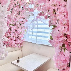 静かな雰囲気の半個室席は、周囲を気にせずにゆったりとした時間を楽しむことができ、心安らぐひとときを提供します☆プライベート感があり、特別なデートや大切なお話をするのに最適な空間です◎