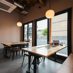 6名掛けテーブルを2席ご用意しております。