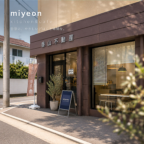 昼はくつろぎカフェ、木曜日・金曜日・土曜日の夜はお酒と料理を楽しむ大人の夜酒場◎