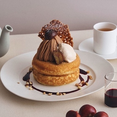 モンブランとプラリネクリームのパンケーキ カシスソース