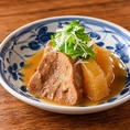 特製だしでじっくり煮込んだ、名物だしゆで牛タン。時間をかけて丁寧に仕上げることで、牛タン本来の旨みを引き出し、驚くほど柔らかな食感を実現しました。口の中でほろりとほどける牛タンに、だしの豊かな香りと奥深い味わいが染み渡ります。素材の美味しさを存分に楽しめる、当店自慢の逸品をぜひご堪能ください。