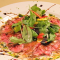 料理メニュー写真 自家製ローストビーフのカルパッチョ・香味野菜添え