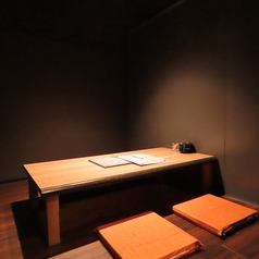 周囲を気にせずゆっくりと過ごせる個室席をご用意。プライベート感たっぷりの空間は、接待や会食はもちろん、ご家族でのお食事や特別な記念日にもおすすめです。落ち着いた雰囲気の中で、上質なひとときをお楽しみいただけます。