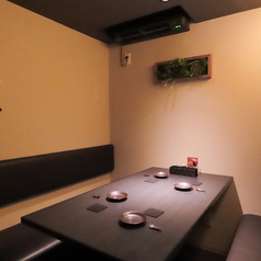 貸切は、個室とカウンター席を合わせて最大15名様まで対応可能です！プライベートな空間で、特別なイベントやお祝い事を心ゆくまでお楽しみいただけます。貸切の際は、周囲を気にせずゆったりとした時間をお過ごしいただけ、落ち着いた雰囲気の中、心温まる会話と美味しい料理を堪能できます。ぜひご利用ください！