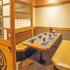 【少人数のお集まりや家族とのお食事にも最適】木のテーブルと温かみのある照明が、心安らぐ落ち着いた雰囲気を演出します。2次会などの軽い飲み会にもぜひご利用ください。気兼ねなく食事や会話を楽しめる、居心地のよい空間です。