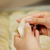 店仕込みの手作り餃子はアツアツの肉汁が溢れ出す♪