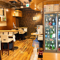 各テーブルからお酒の冷蔵庫が近く、次に飲みたいお酒を考えながら様々なお酒を飲み比べできます