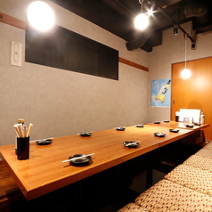【掘りごたつ完全個室/最大15名様】掘りごたつ座敷席は平日は6名様～、週末は10名様～最大15名様まで完全個室としてご利用いただけます。足を伸ばしてゆったりとお食事が楽しめる他、周りを気にせずご宴会をお楽しみいただけるため大人気！会食はもちろん、部署の飲み会などにぴったりです。