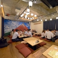 ここは大衆居酒屋ならぬ銭湯？！テーブルフロアを抜けた奥には靴箱がならび、階段を上がると広がる掘りごたつのフロアには、大きな赤富士が皆様をお出迎え♪何だか縁起が良い気分の掘りごたつ席！テーブルはご利用人数によってお繋ぎすることができますので、小～大宴会までお使いいただけます。