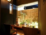 オシャレで落ち着いた空間の居酒屋。隣り合わせのお席はデートにおすすめ◎お気軽にお立ち寄り下さい