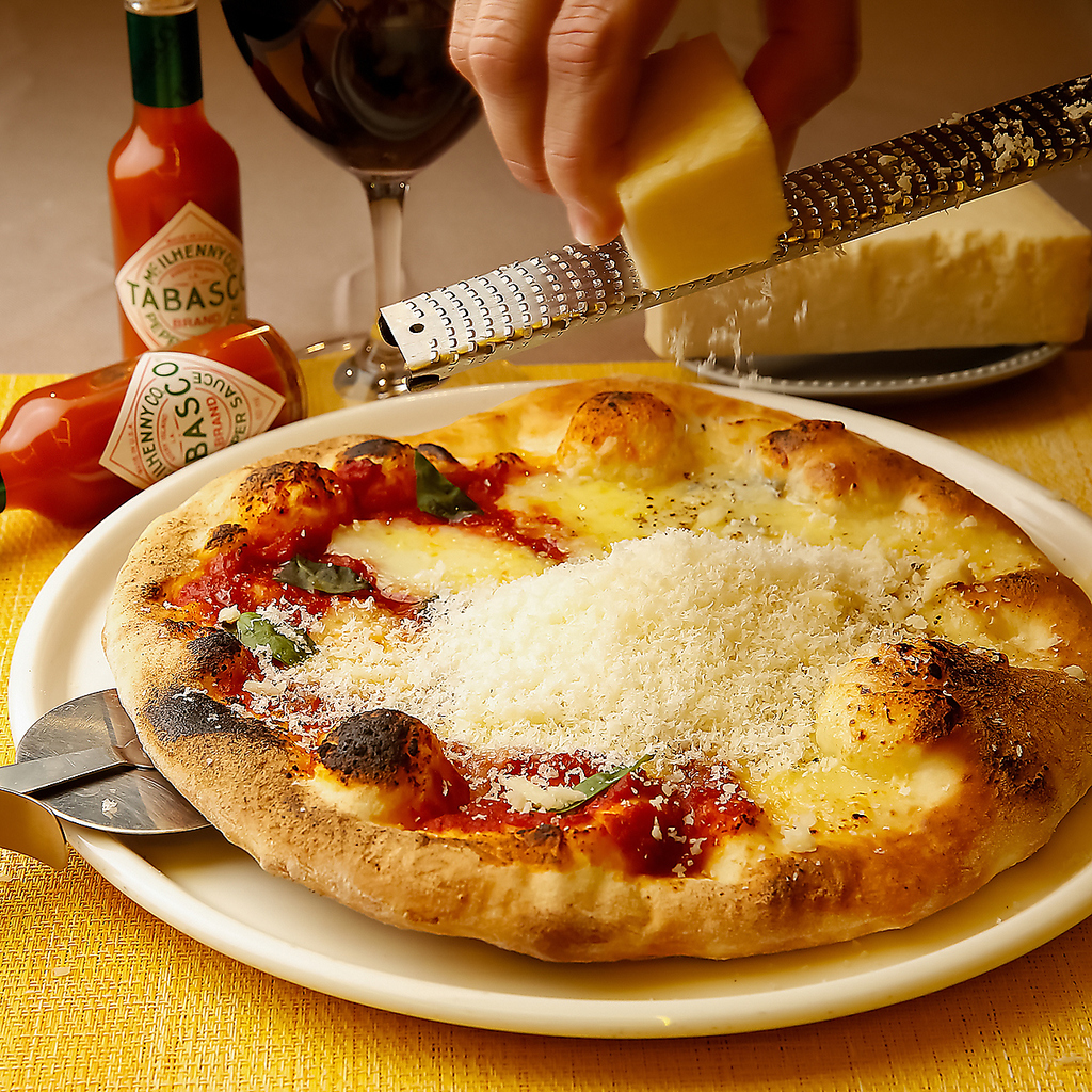 窯でじっくりと丁寧に焼き上げるピザは、香ばしい香りと絶妙な焼き加減が特徴になります♪