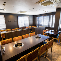 白を基調とした清潔感と落ち着いた雰囲気が魅力の3階は、大人数の団体利用に特におすすめです。8名様テーブル(3卓)と4名様テーブル(1卓)を備え、大規模な宴会や誕生日パーティーに最適。記念日のご家族のお集まりや、大人な女子会にも人気です。広々とした空間で、ゆったりと特別な時間をお過ごしいただけます。