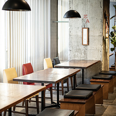 窓側で陽の光が差し込む、木材を基調とした解放感溢れるテーブル席。お席の間隔も広々とおつくりしておりますので、ゆったりとお過ごしいただくことができます。ランチや女子会にもぜひご利用ください。