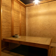 2～4名様用個室。仕切りを外して最大24名までご利用していただけます。プライベート使いから、大人数宴会まで対応可能となっておりますので、様々なシーンでご利用ください。ご予約お待ちしております！