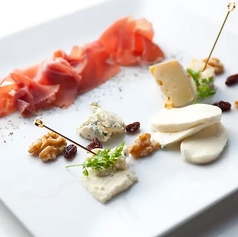 生ハムとチーズの盛り合わせ