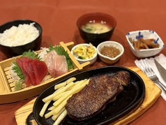 サーロインステーキと刺身の定食