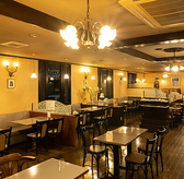 落ち着いた空間に座り心地の良いソファー席をご用意しております。QRコード決済も可能です。