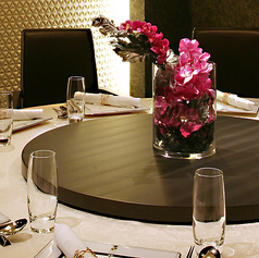 豪華で円卓を囲む丸テーブルの個室です。ご家族のお祝いや親しい方との会食にぴったりの、ゆったりとした空間で最大10名様までご利用いただけます。