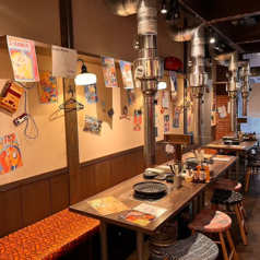 4名～8名様程度で囲めるテーブル席です。仕事帰りの飲み会や女子会に最適◎木の質感が落ち着く内観で、リラックスしてお食事を楽しめます♪